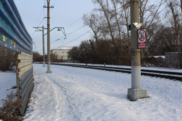 На железнодорожном перегоне в Омске под колёсами поездов погибли мужчина и старушка