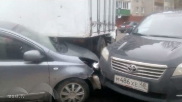 Неуправляемый грузовик протаранил две иномарки в Липецке (видео)