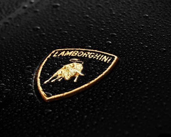 Новое поколение Lamborghini Huracan оснастят управляемыми задними колесами