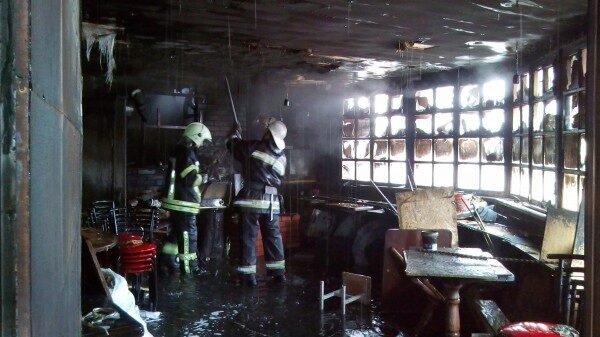 Огонь на крыше кафе в Москве ликвидирован успешно, пострадавших нет