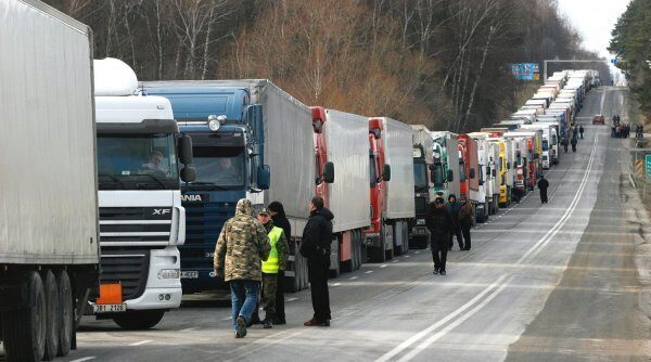 Огромная очередь из грузовиков образовалась на выезде из Белоруссии