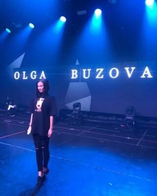 Ольга Бузова расплакалась от избытка эмоций во время первого сольного концерта в Петербурге