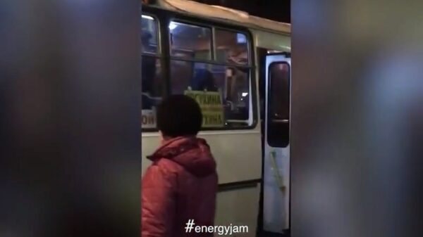 Пассажир маршрутки нокаутировал дебошира ногами (видео)