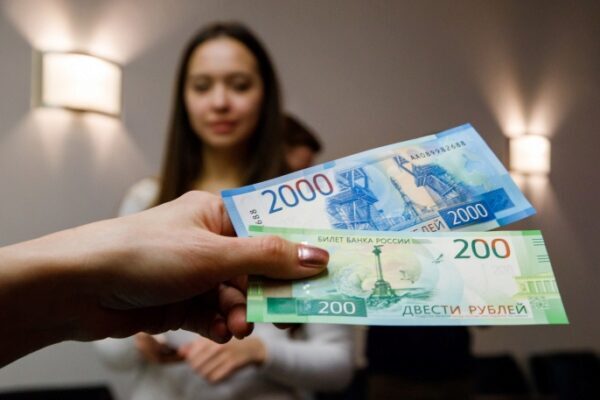 Первые банкноты 200 и 2000 руб. оказались в Екатеринбурге