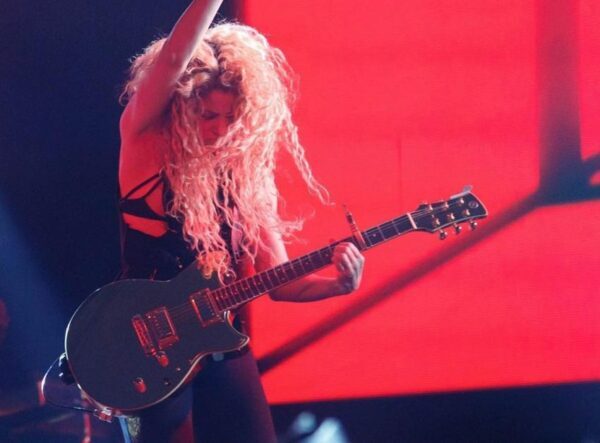 Певица Шакира отменила турне из-за травмы голосовых связок