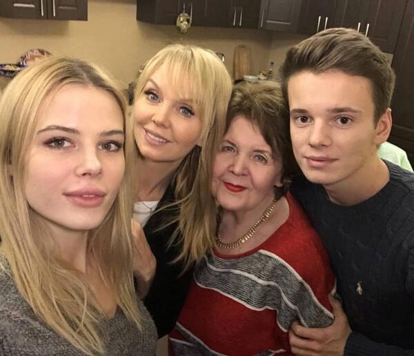 Певица Валерия опубликовала в Instagram трогательное семейное фото