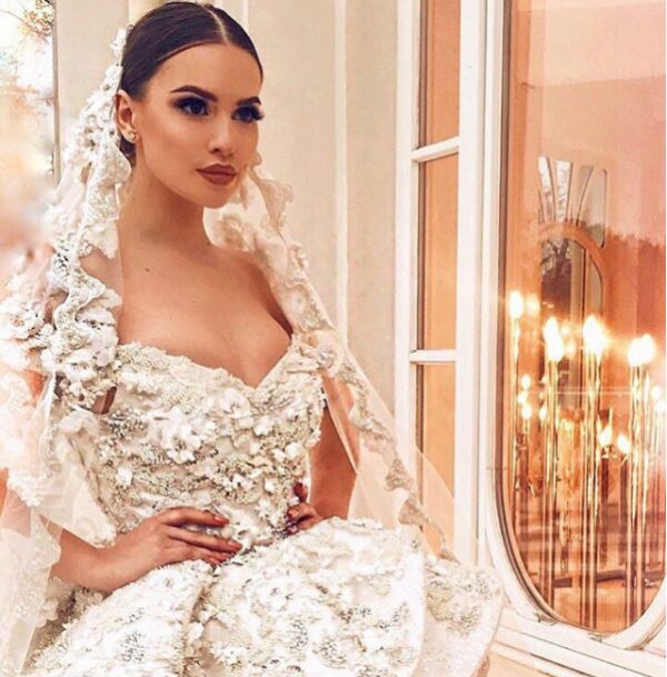 По слухам, дизайнерское свадебное платье Саши Артемовой обошлось ей в полмиллиона рублей