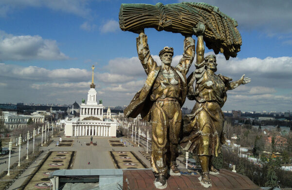 Почему в российской столице на ВДНХ вновь засияла скульптура «Тракторист и колхозница»