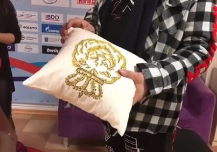 Поклонники подарили Филиппу Киркорову вышитую золотом подушку