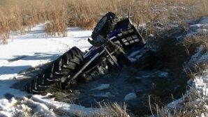 После падения в озеро в Алтайском крае погиб водитель трактора