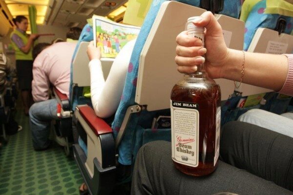 Пьяный пассажир рейса «Москва-Владивосток» устроил дебош на борту самолета