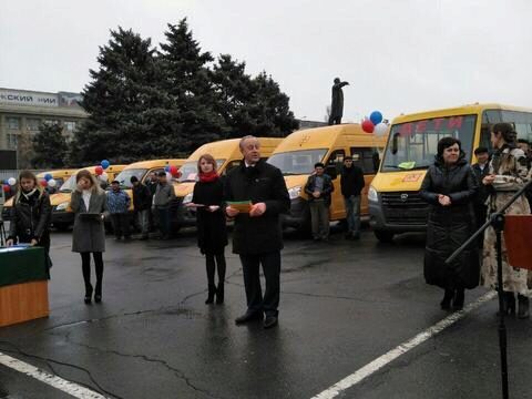 Радаев вручил школам области 70 новых автобусов