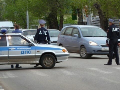 Саратовский автоинспектор попался на взятке от оренбургского водителя