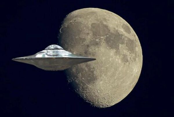 Шесть НЛО на фоне ночной Луны снял на камеру житель Англии