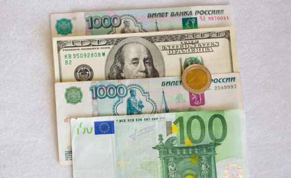 Стоимость доллара и евро снизилась на Московской бирже