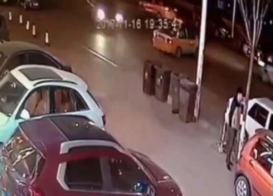 Уцелеть за 10 секунд: мужчина увернулся от мчавшегося авто и от упавшего столба (видео)