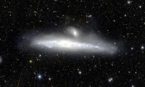Ученые выяснили происхождение звездных ореолов вокруг гигантских галактик