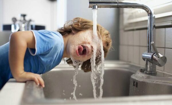 Ученые заявили, что вода из-под крана полезна, особенно для детей