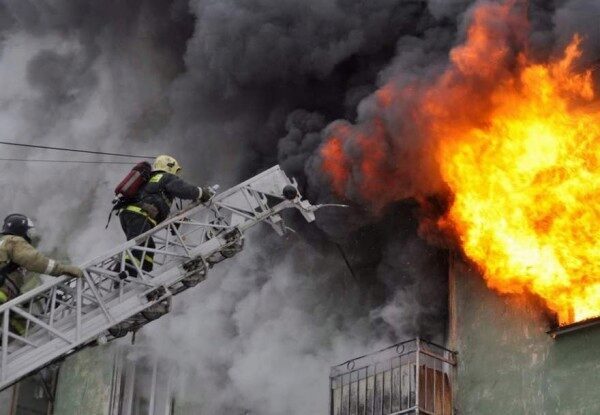 В Анадыре семь человек пострадали при пожаре в многоэтажке