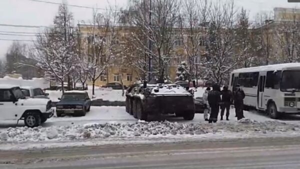 В центре Липецка появилась бронетехника и вооруженные люди (видео)