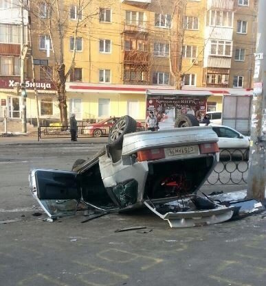 В Екатеринбурге машина, вылетевшая после столкновения на тротуар, в полете сбила девушку