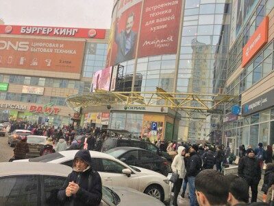 В Екатеринбурге начали эвакуацию торговых центров и школ