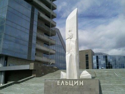 В Екатеринбурге подожгли памятник Борису Ельцину