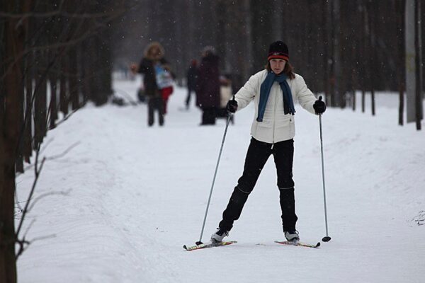 В каких парках Москвы зимой проложат нетающие лыжные дорожки