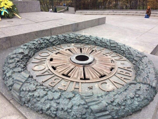 В Киеве вандалы снова залили цементом «Вечный огонь»