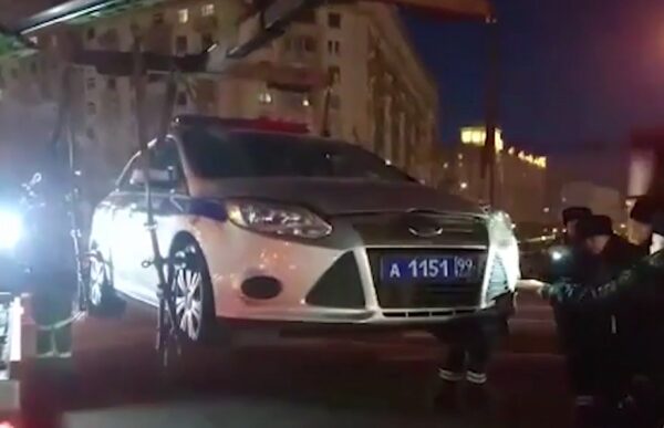 В Москве полицейские разобрали автомобиль ради спасения котенка
