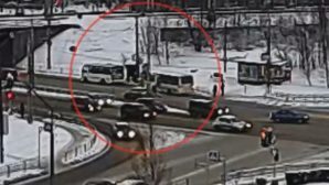 В Сеть попало видео аварии с участием двух автобусов в Петрозаводске