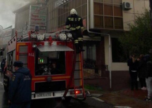 В Сочи МЧС потушила пожар в торговом центре