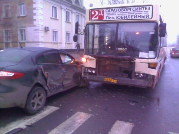 В столкновении Renault с автобусом пострадала школьница