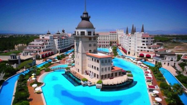 В Турции неизвестные разбирают отель Mardan Palace Тельмана Исмаилова по кускам