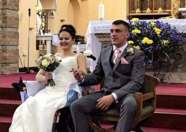 В Великобритании смертельно больная девушка вышла замуж и исполнила мечту