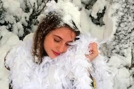 В Воронеже полуобнаженная девушка с лопатой убирала снег на улице