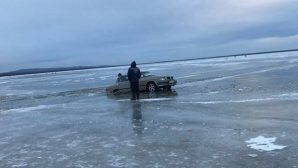 В Забайкальском крае? на Иван-озере «Волга» провалилась под лёд