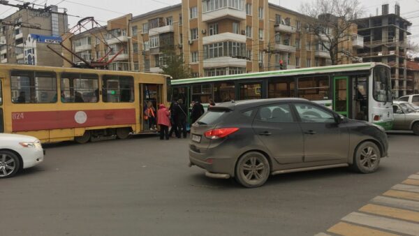 В центре Ростова автобус протаранил трамвай