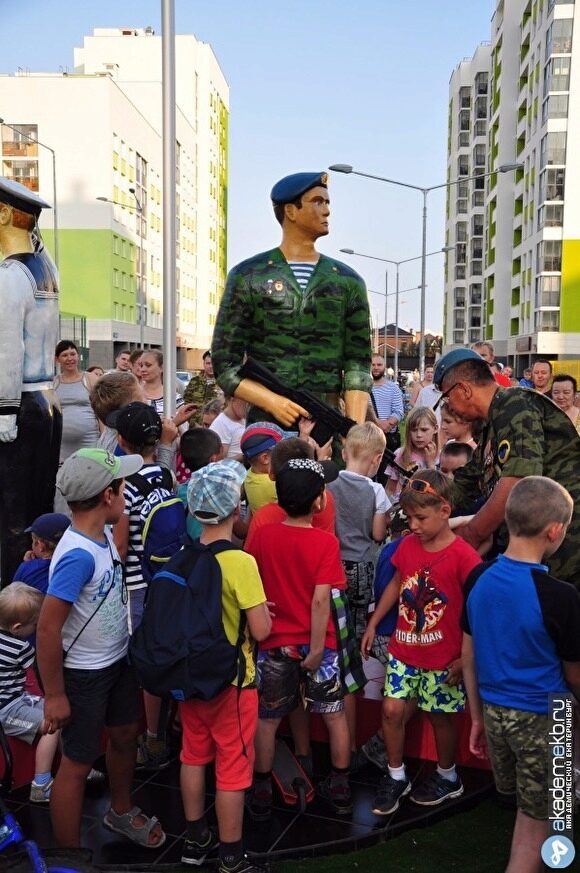 В Екатеринбурге будут судить братьев-курганцев, укравших автомат у скульптуры бойца ВДВ