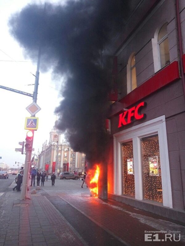 В Екатеринбурге на площади 1905 года пожар: черный столб дыма виден издалека