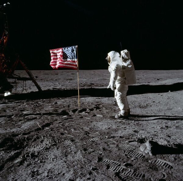 В глобальной web-сети размещены новые «доказательства» подделки NASA «лунной» миссии США