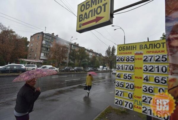 В государстве Украина закончили сбивать курс, и доллар притормозил