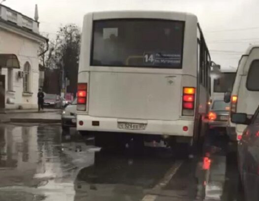 Видео с нарушившим ПДД водителем маршрутки в Нальчике бурно обсуждают в Сети