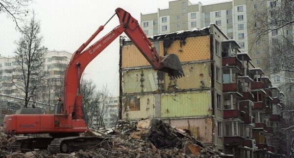 В Киеве снесут тысячи жилых домов