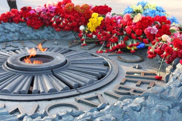 Власти Киева требуют наказать вандалов, осквернивших «Вечный огонь»