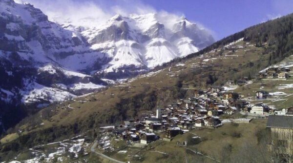 Власти швейцарской деревни заплатят 59 тысяч евро желающим в ней поселиться