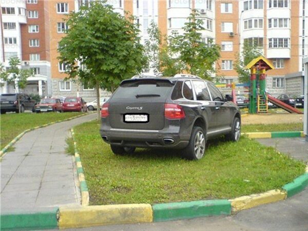 Вот сколько случаев парковки на газонах зафиксировали «Помощники Москвы»