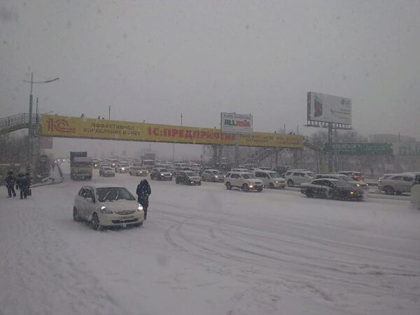 Во Владивостоке ввели ограничения на движение транспорта из-за снегопада