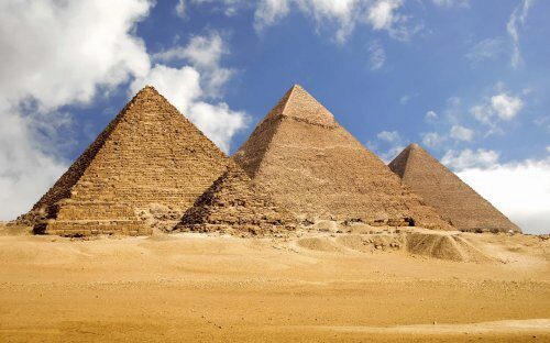 Возле пирамид Хеопса пришельцами оставлены огромные надписи