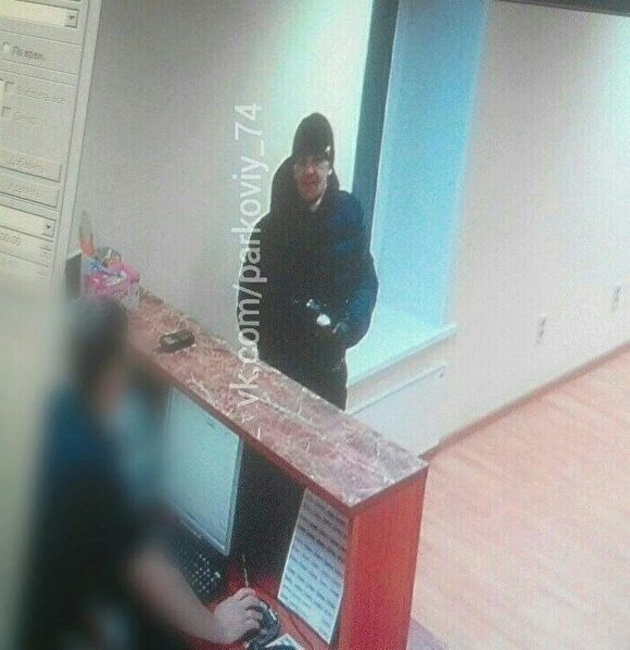 В соцсетях появились фотографии грабителя, напавшего на двух женщин в «Парковом»
